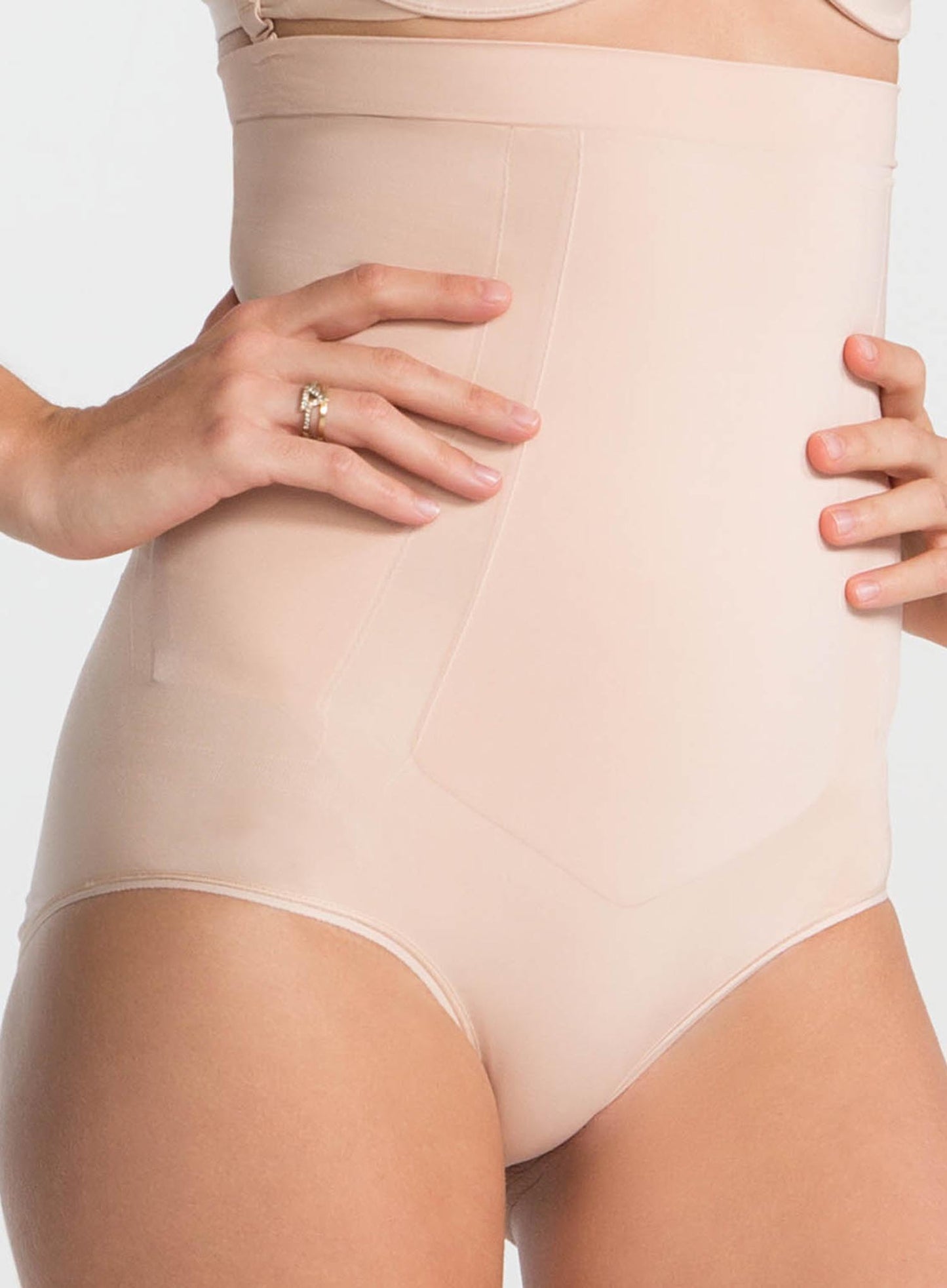Spanx: Everyday Shaping Thong Nude – DeBra's