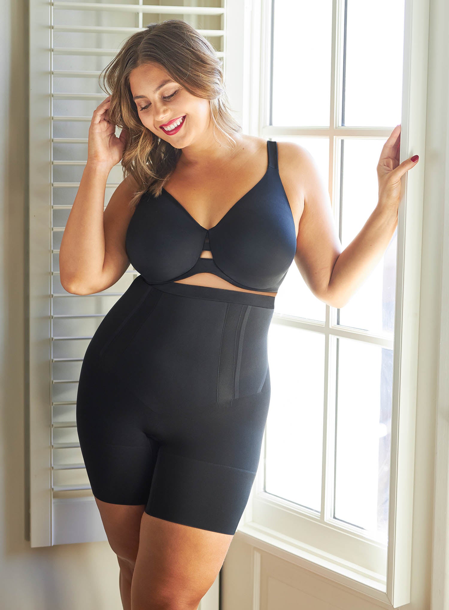 SPANX Womens Shapewear for Women Oncore High-Waisted Mid-Thigh Short :  : Clothing, Shoes & Accessories