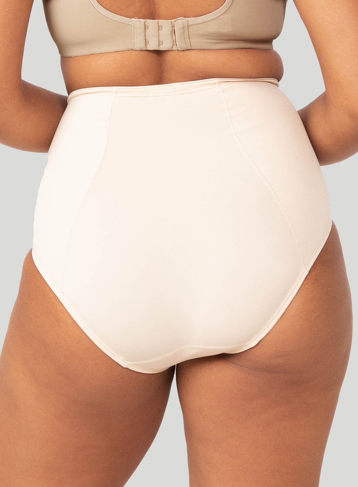 Triumph: Minimiser – Teint Panty Hips DeBra\'s